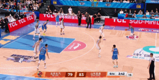 陶汉林抢篮板纠缠周琦，五犯后不服气，挑战依然失败

北汽苦苦追分，陶汉林纠缠周琦