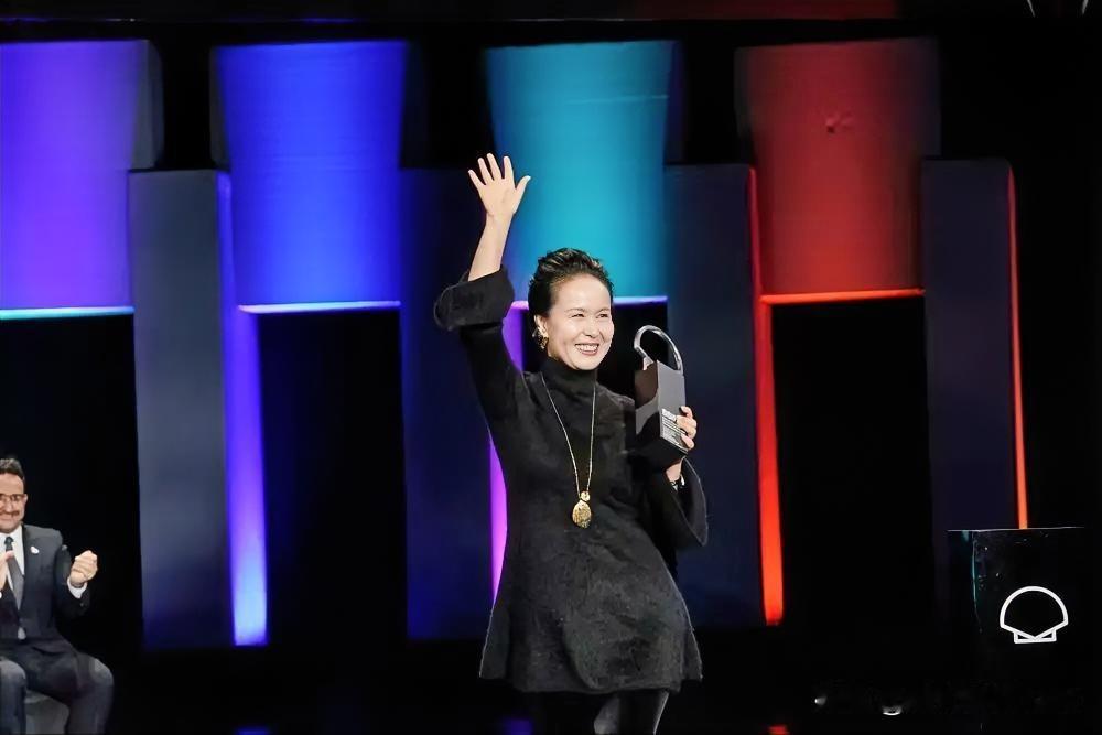 你敢信？她从杀夫囚犯到国际影后，16年重生路震撼世界！

领奖台上，她哽咽道：“