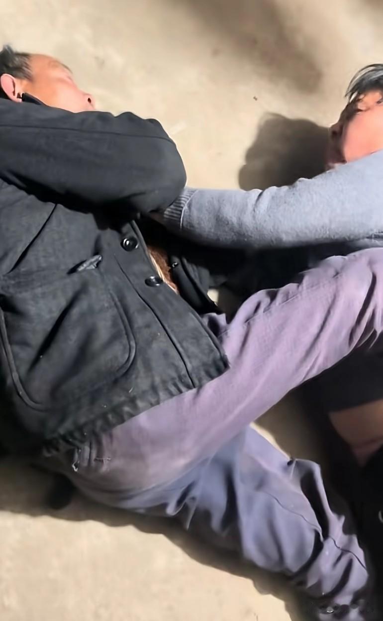 因为他们不敢离婚，人越穷自尊心越强，怕背后别人指指点点，打归打，他们不会离婚的。