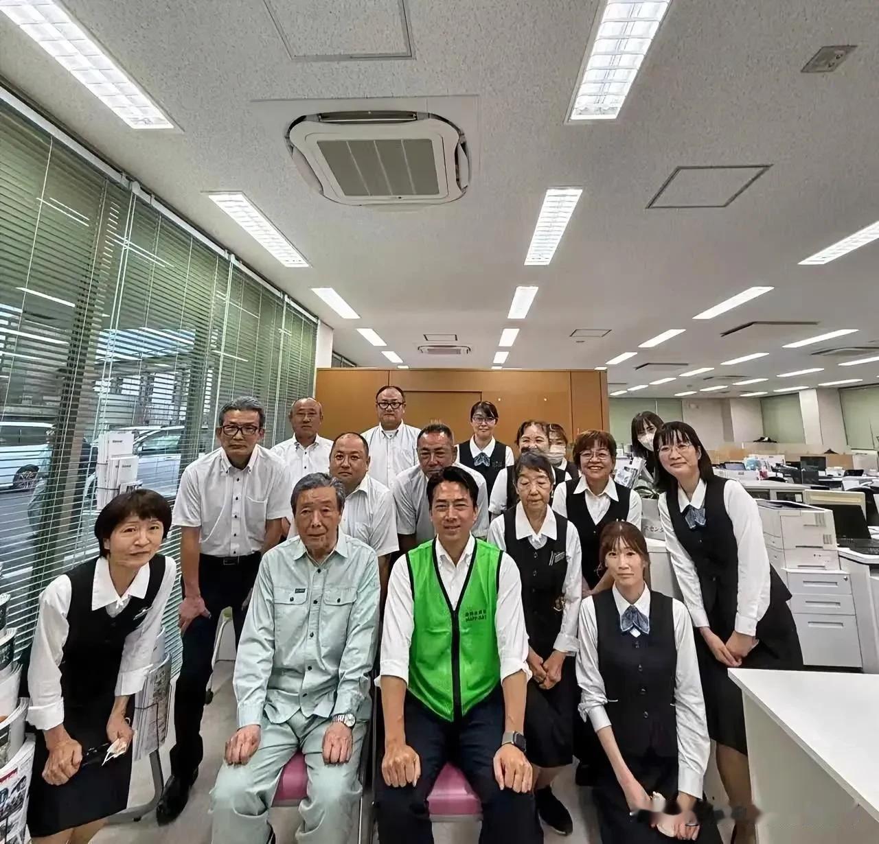 80岁的森山裕干事长陪同44岁的小泉近次郎农林水产大臣在鹿儿岛县视察！一个80岁