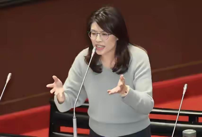 “郑丽文怒了：
国民党男儿都‘缺钙’？
女将扛旗才是出路！”

  新任国民党主