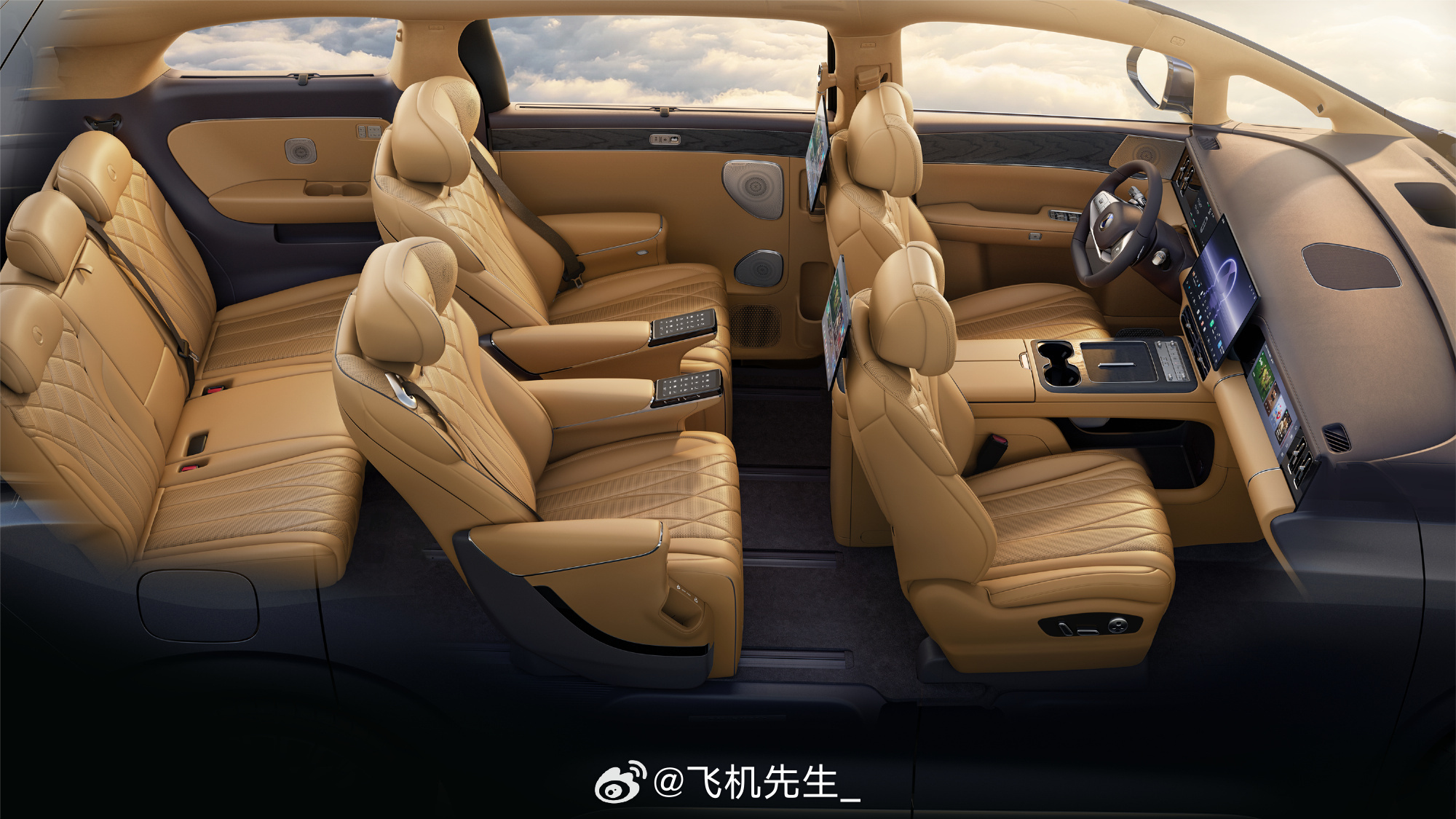 在吸顶屏和后排座椅屏中间取舍的时候，这次新款腾势D9直接给满感觉后排座椅屏在一些