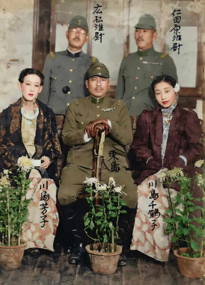 1937年，天津。日本女间谍川岛芳子（金璧辉）在东兴楼与日军的合影。这是真实照片