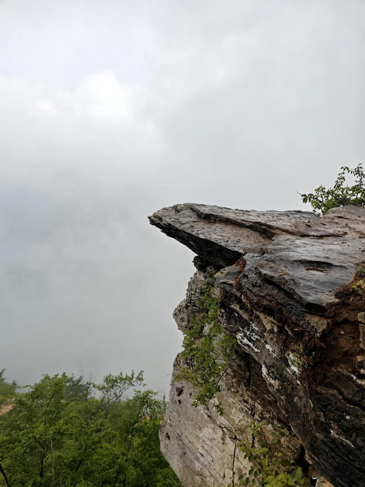 这里是万佛山上万佛寺，试胆石，重生之门，万佛寺天梯。

这里是大美壶关！