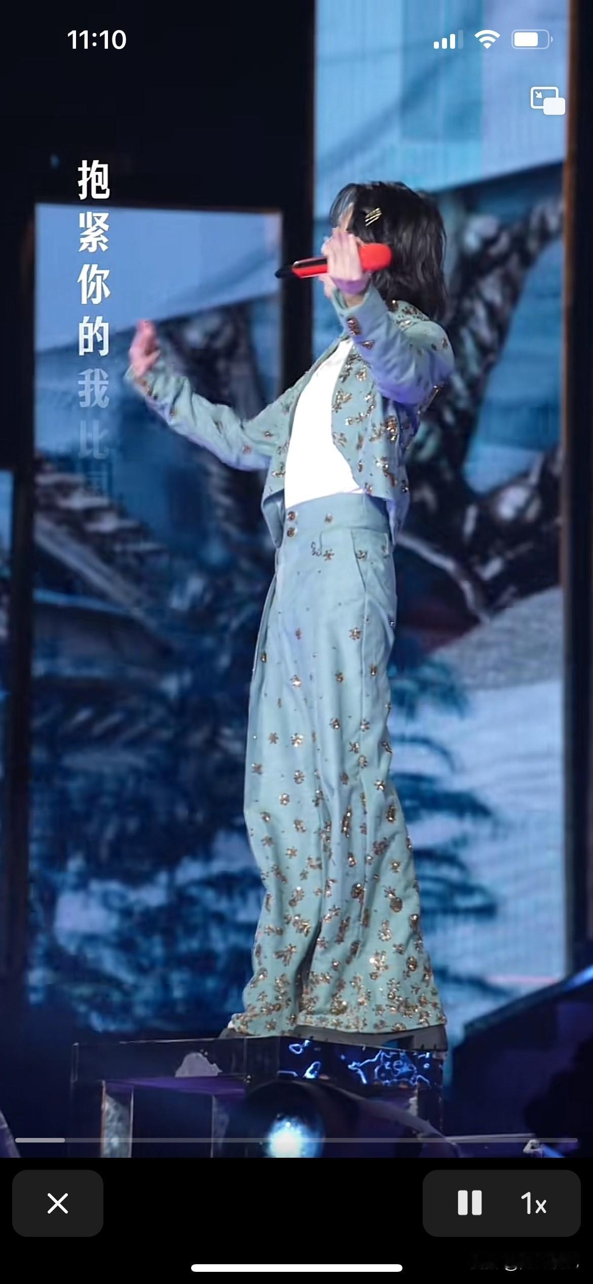 @天使: 这孩子体态真好啊，长的又帅，体态还好，还挺白，唱歌还好听[赞]
华晨宇
