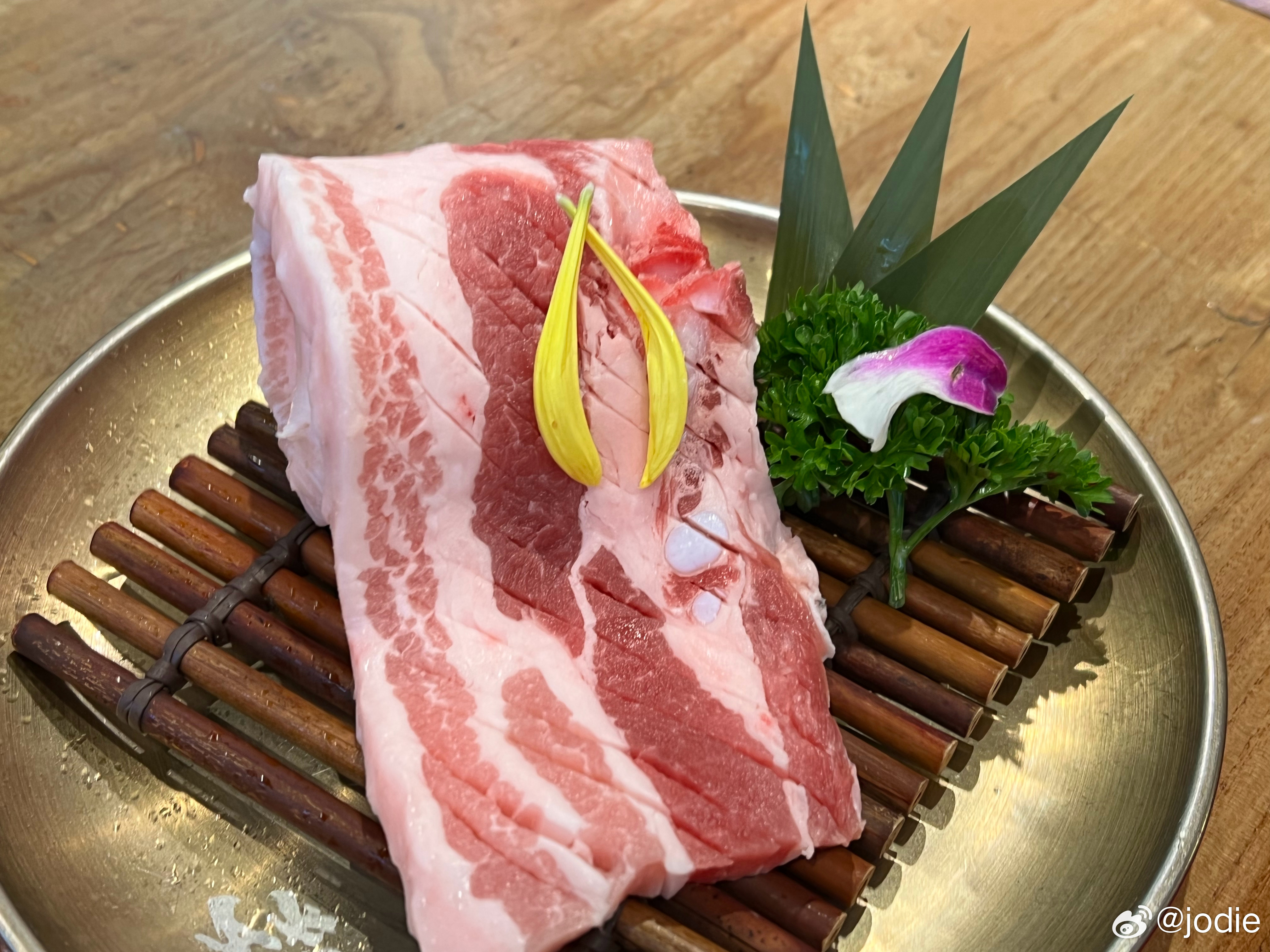日常碎片plog 平时好好运动，周末好好“补”肉。好好味的肉：雪花牛肋条（浇汁）