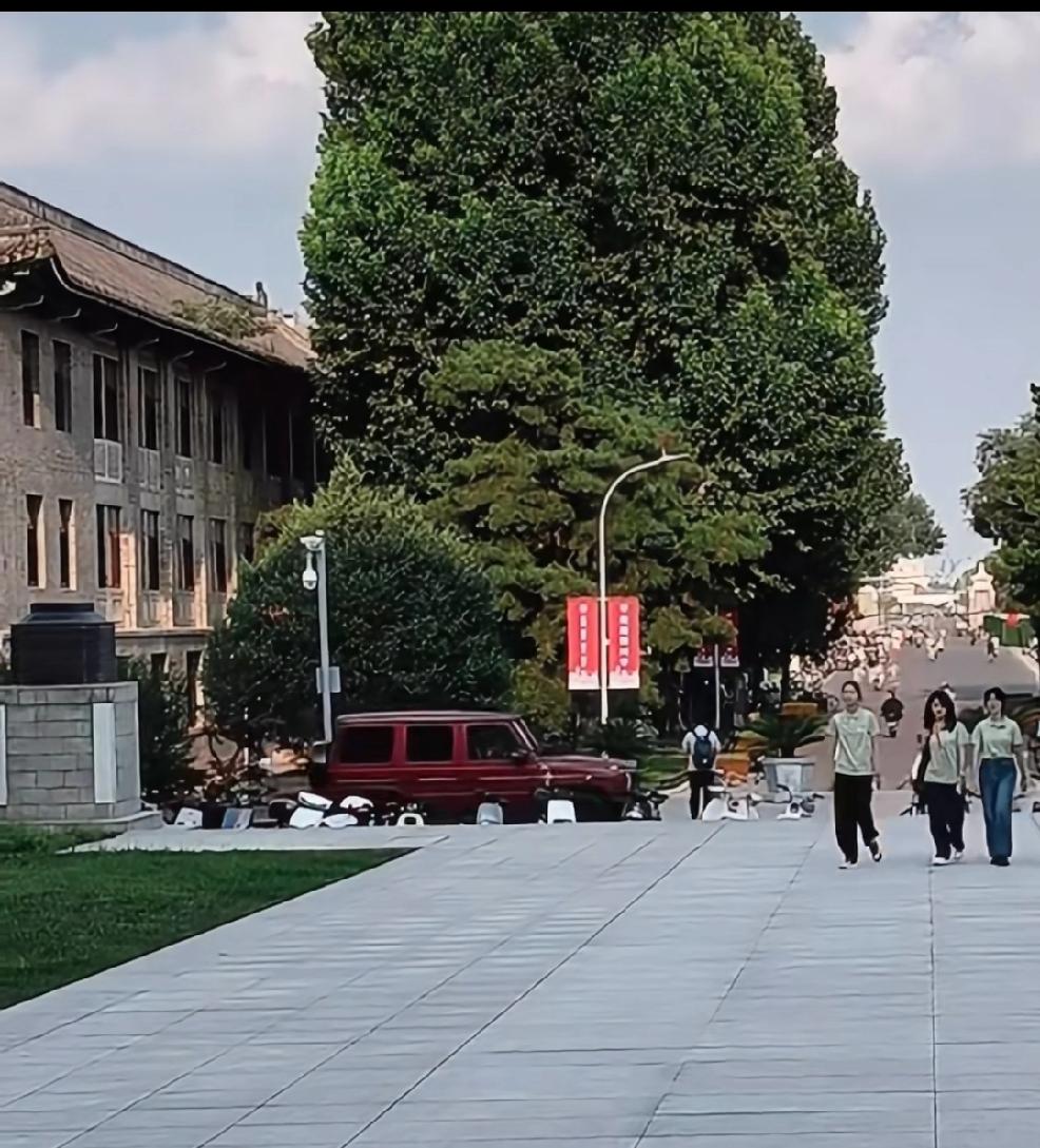 自己开车去学校报到的楚钦老师，
上身穿的红色T恤，
如果可以上链接的话可能要卖爆