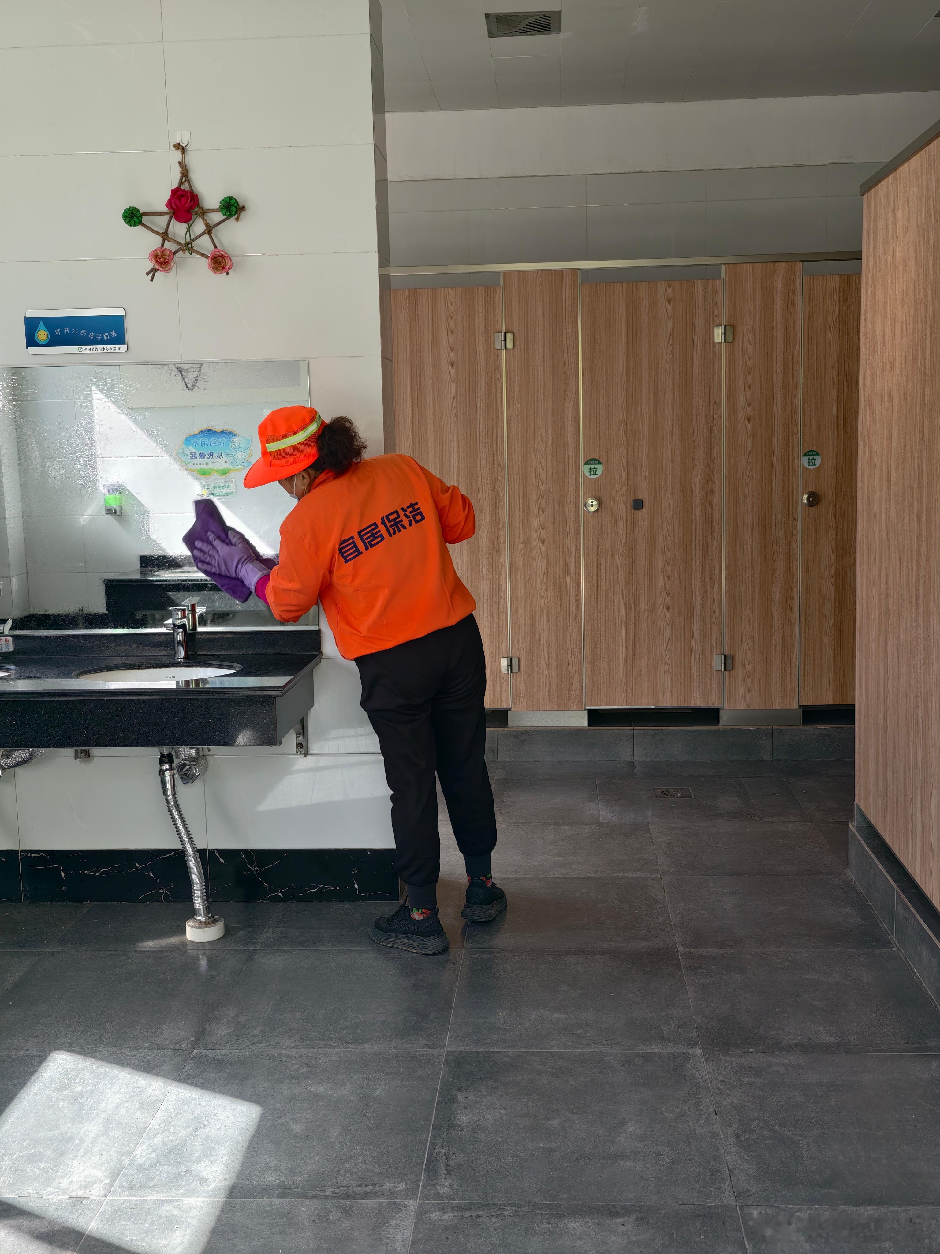 记录在淄博偶遇的普通人1️⃣ 钟书阁的保安大哥大美爷爷正在跟他聊，他突然站起来，