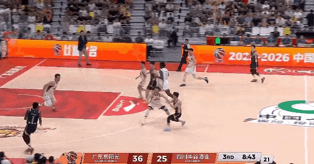 难道是对麦考尔有意见？麦考尔下场，广东全队的进攻强了不少。我也不懂，我对麦考尔没