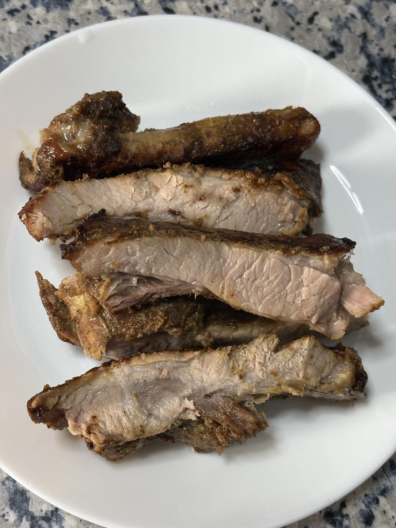 今天吃什么？烤肉，土豆和意面🍝

烤肉就是猪排，太长了，把它切成四份，提前腌制