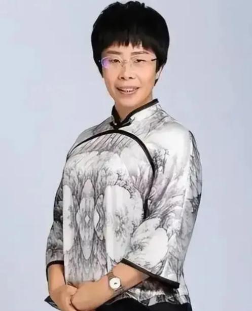1975年1月出生，如今已经整50岁，北大才女蒙曼的征婚条件可把全网惊到了，她父