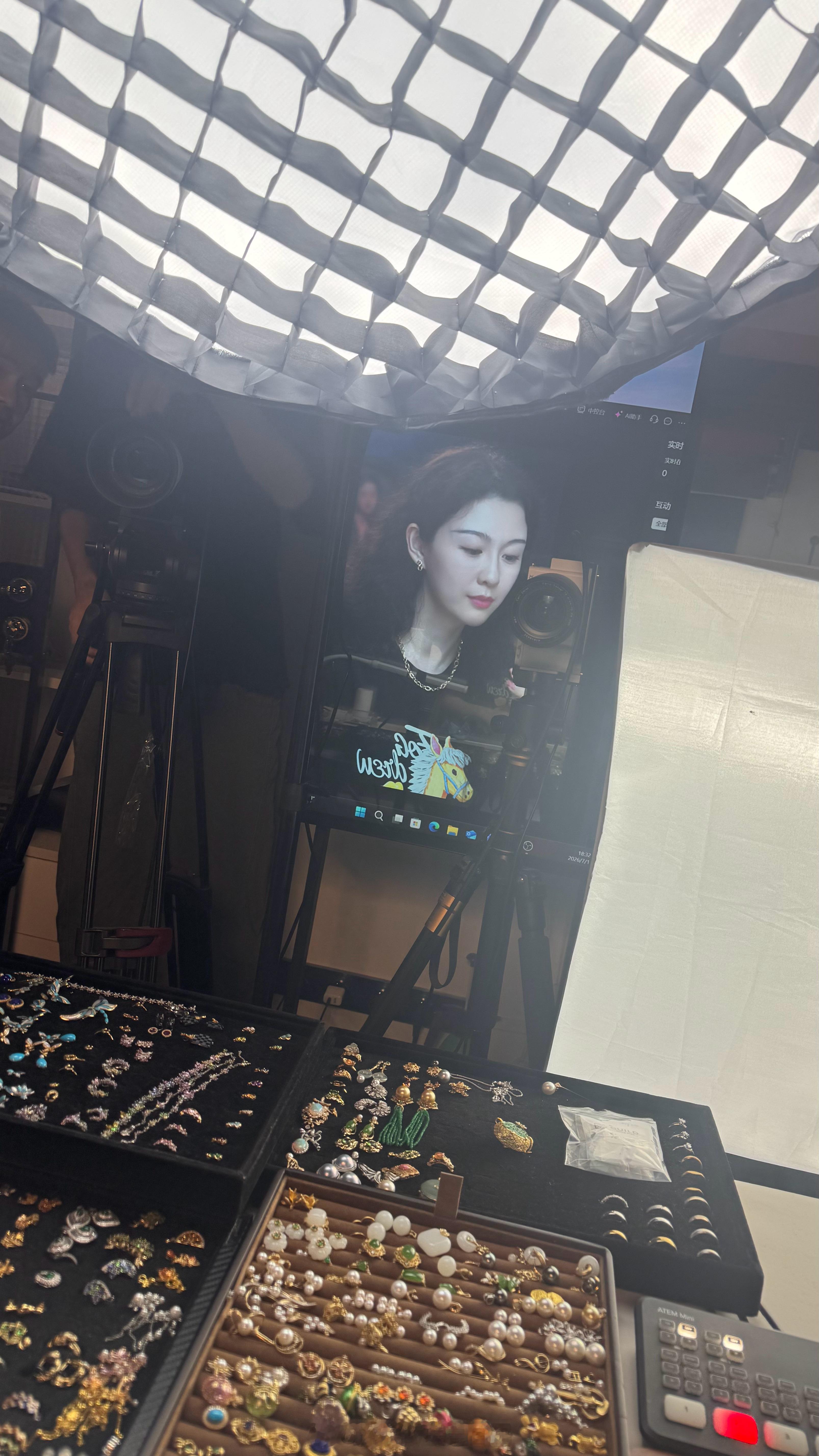 今天调整了直播间的布光，晚上娘娘们来看看效果