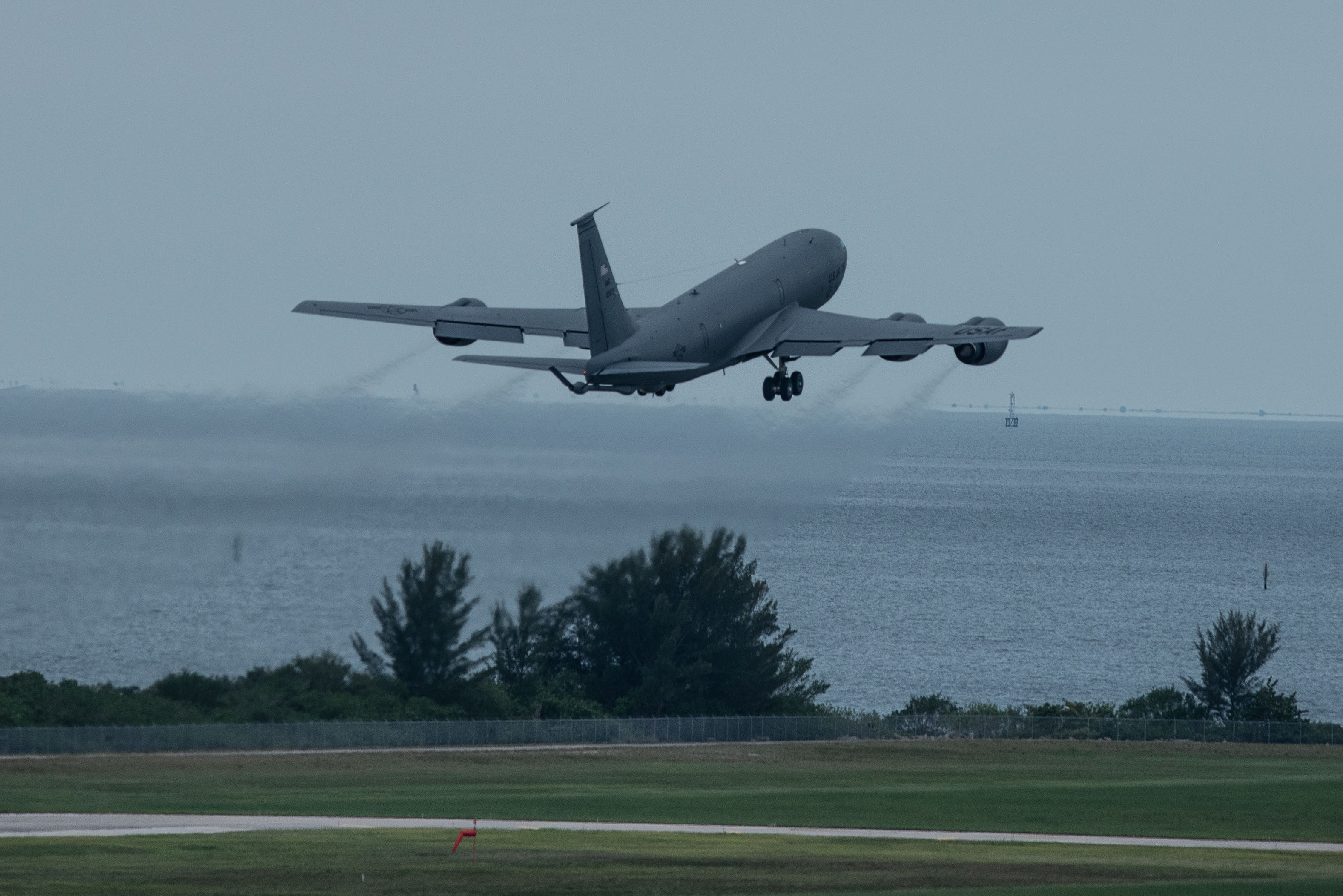 2023年7月5日，一架分配给第6空中加油联队的KC-135同温层加油机从佛罗里