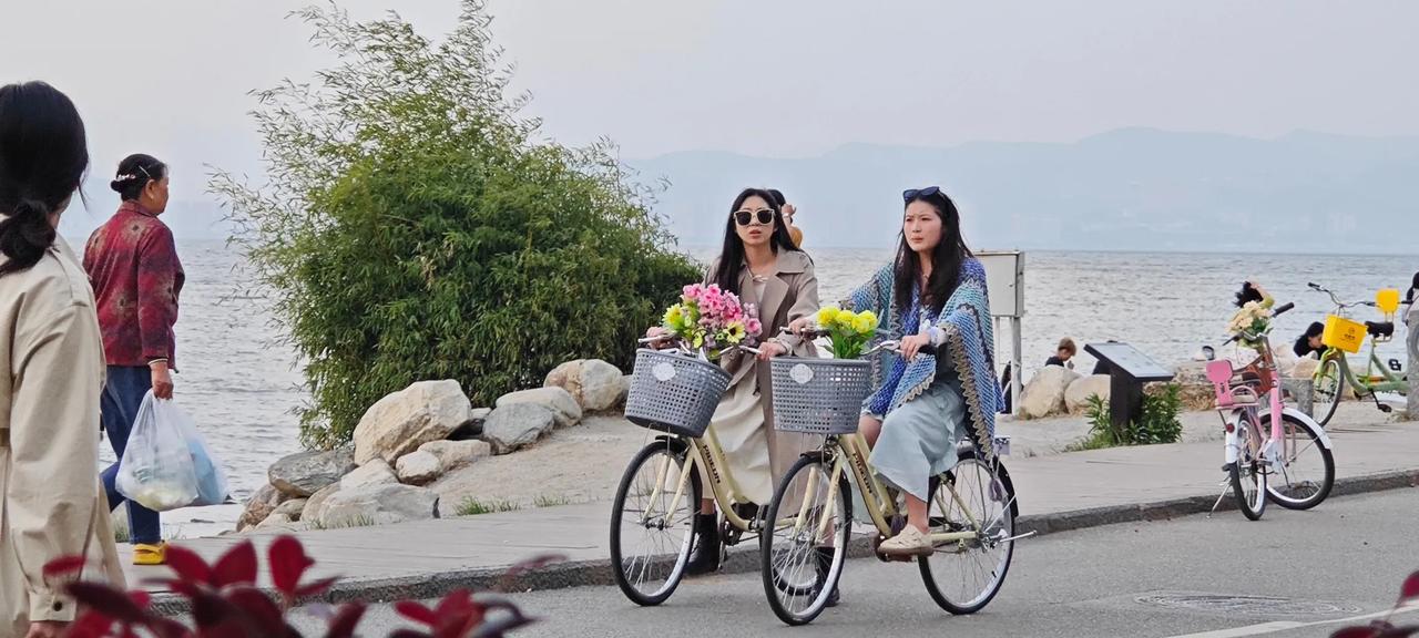 远山 近海 风一般的骑行女孩
--晓晖洱海生态道随手拍
海边落日边骑行 唯美骑行