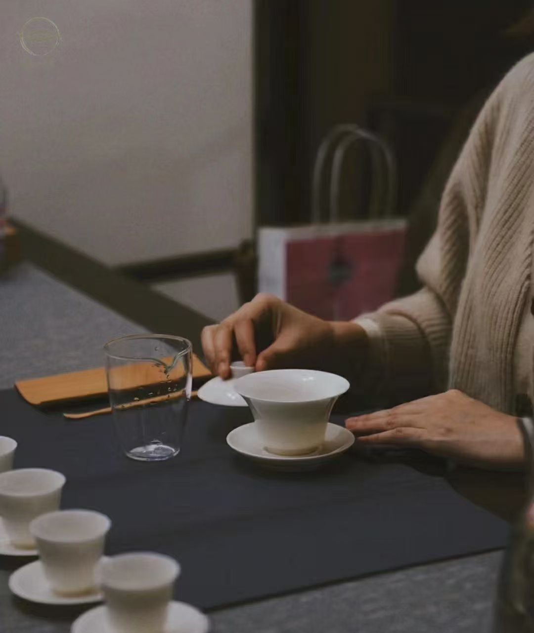 品茶赏器交友  人间万般纷扰，唯有杯中茶汤，能予人独处清欢。 