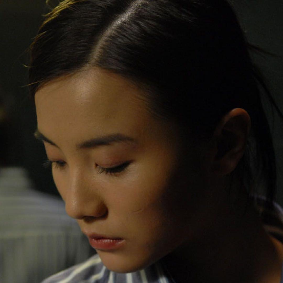演员，宋佳说，刚进戏剧学院，我是自卑的，因为我没有学过表演，是弹琴的，其他同学都