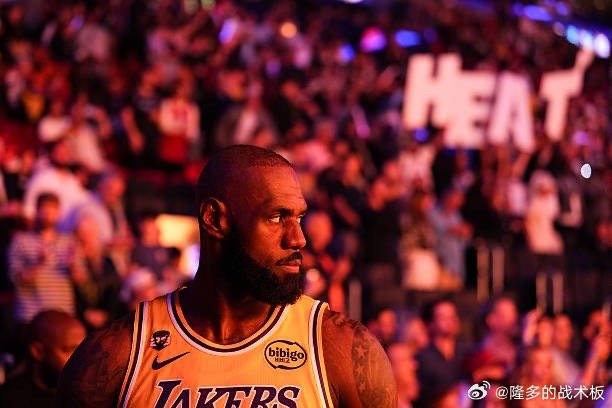 里夫斯谈到出战背靠背：“当勒布朗说他要上场打时，我总不能让一个41岁的人出战，我