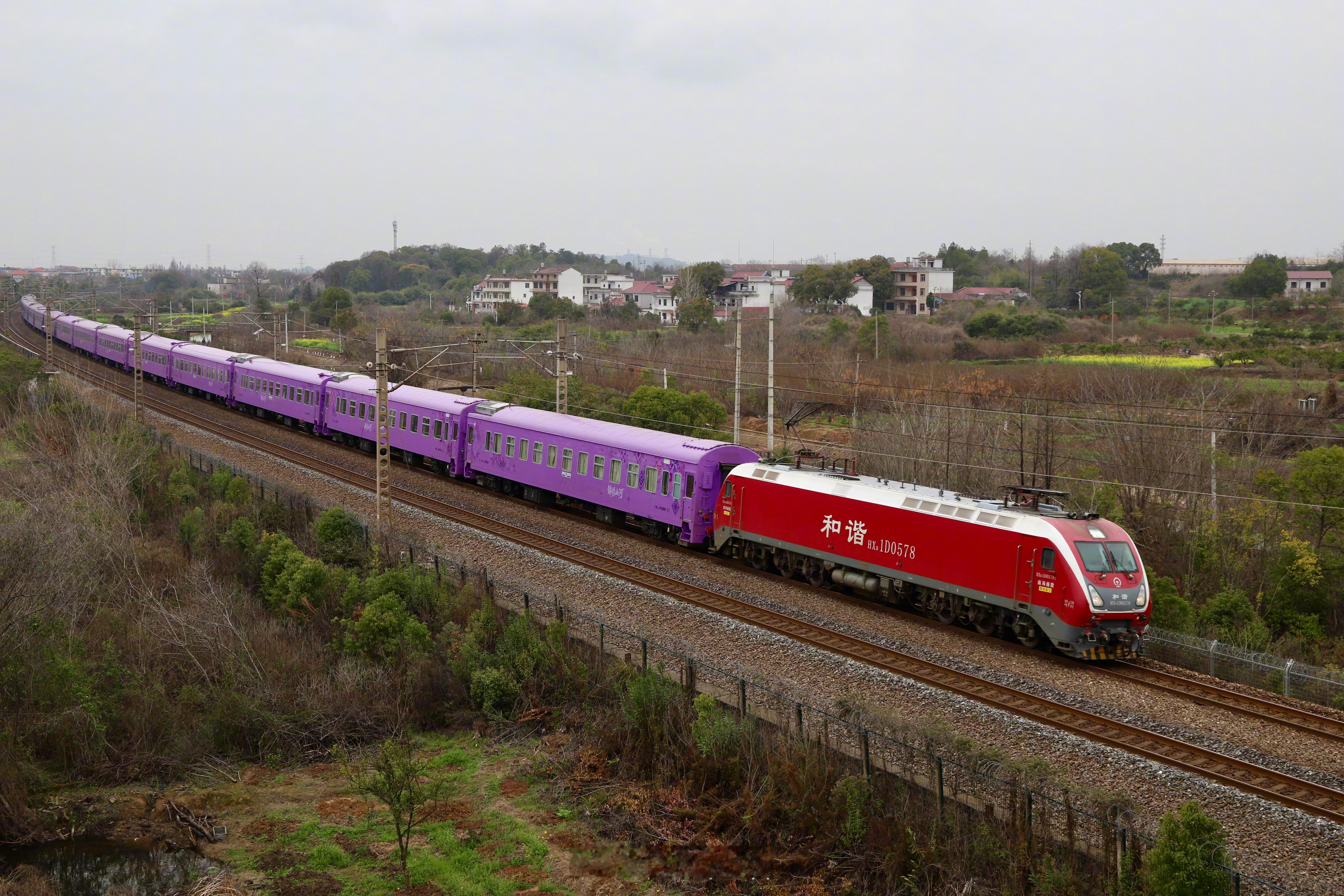 春运返程客流高度叠加，车底运用紧张，成都局集团继去年国庆后再次把正常用于旅游专列
