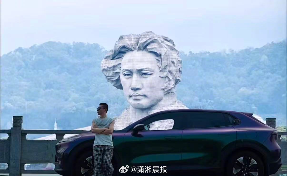 【运镜绝了！长沙一#男子免费帮游客拍旱地拔葱大片爆火#】#男子回应免费帮游客拍旱