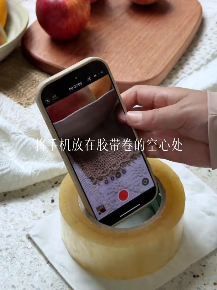 生活vlog创意拍摄：倒绿豆第一视角。
·手机放在玻璃瓶下面，从手机视角拍摄倒绿