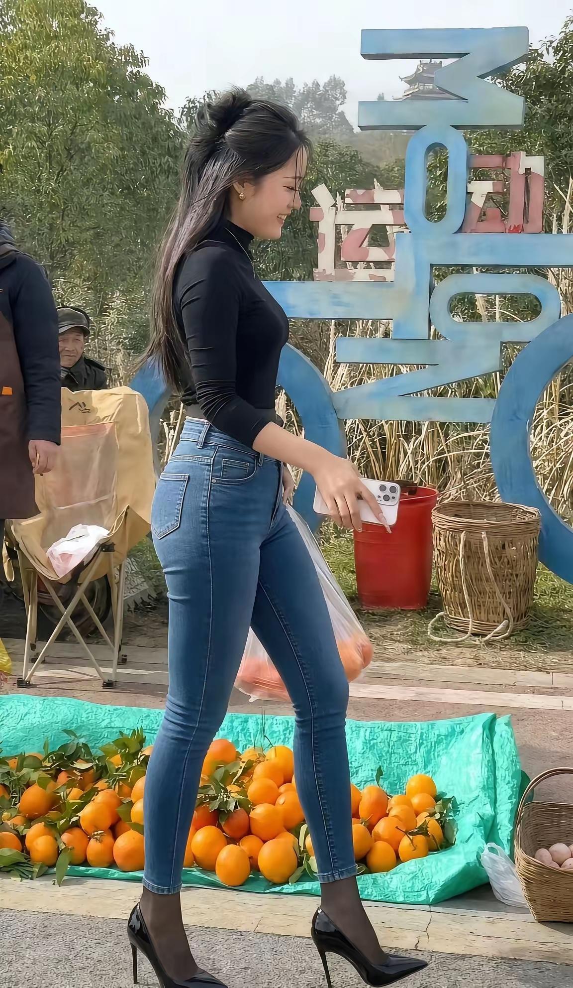 修长的大腿，傲人的身材，牛仔裤👖高跟鞋👠配上黑丝袜，这就是传说中的裤里丝吗？