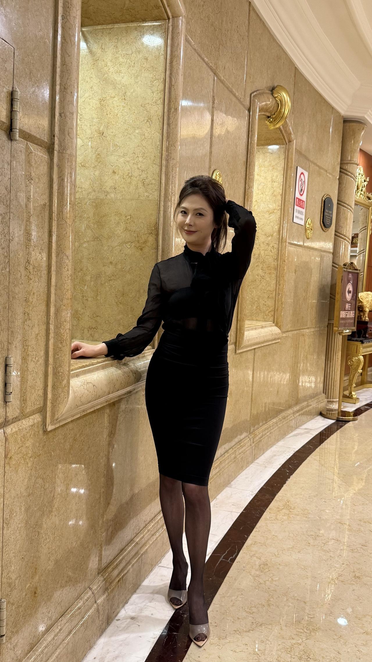 愁情烦事别放心头，红花当然配绿叶.