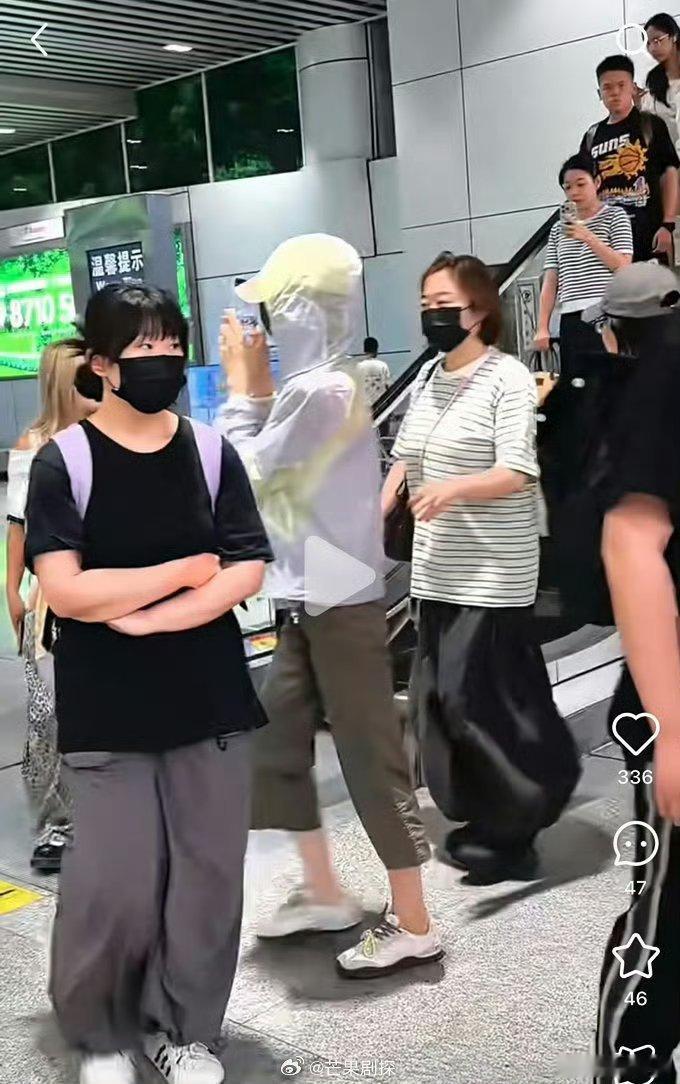 田曦薇伪装成代拍被王安宇发现田曦薇装代拍跟拍王安宇 田曦薇伪装成代拍跟拍王安宇，