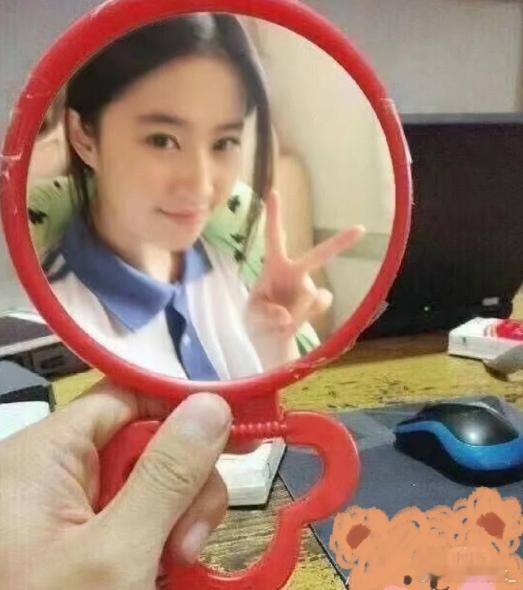 毕业照给我拍成刘亦菲了 自拍一张 ​​​
