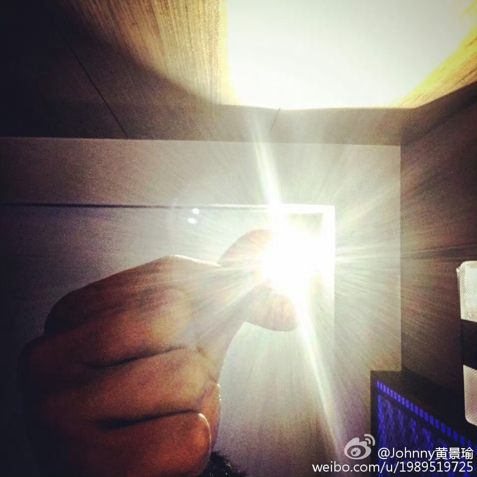 果然日有所思夜有所梦，今天起床前最后一个梦梦见我跟我闺蜜去西湖散步，偶遇黄景瑜在