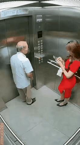 电梯里大爷一句话，红衣小姐姐当场暴走！谁懂啊？
 
电梯门刚关上，就瞅见一位穿红