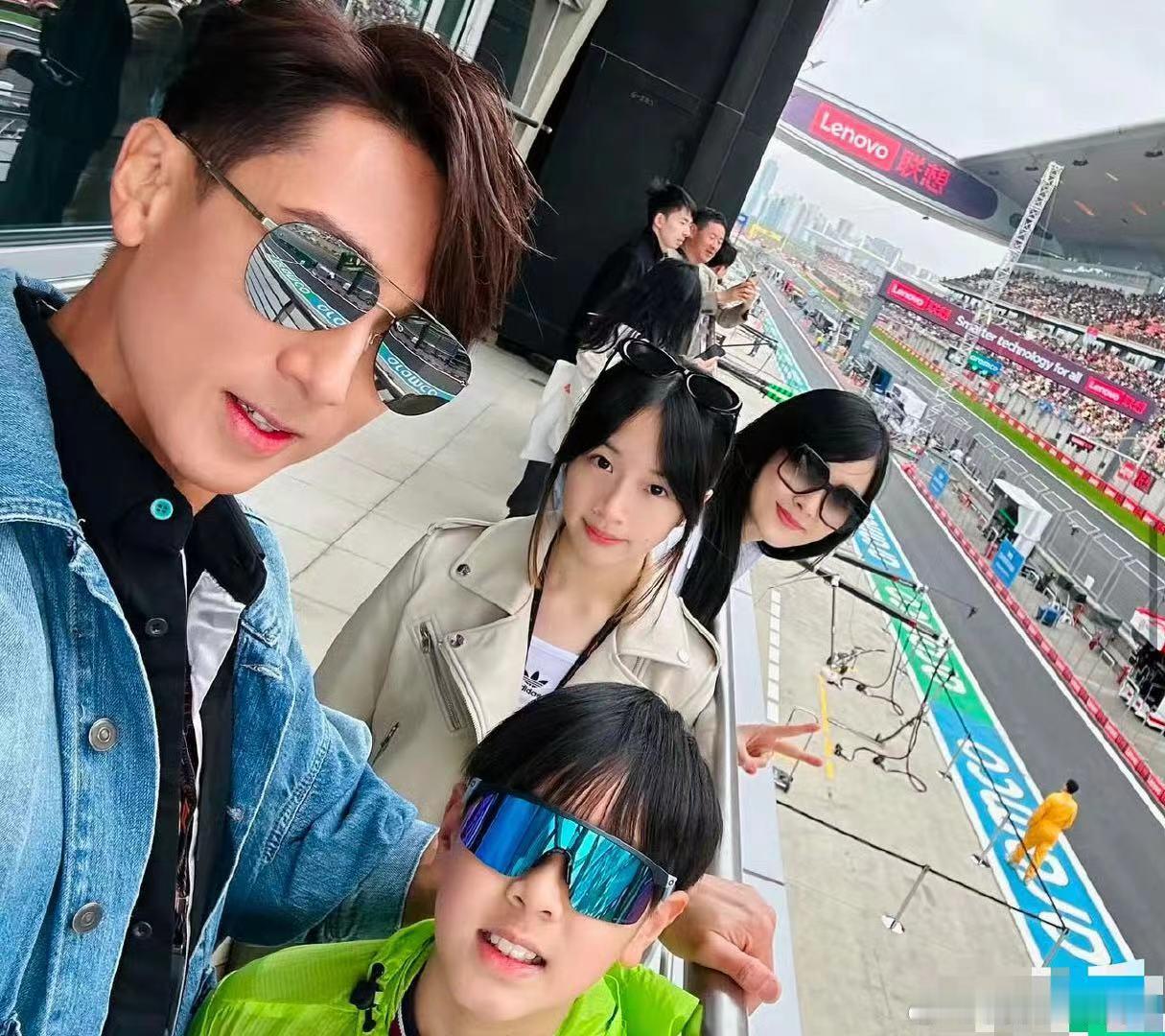 neinei14岁近照  ，14岁的neinei身材高挑，五官精致，整个人散发着