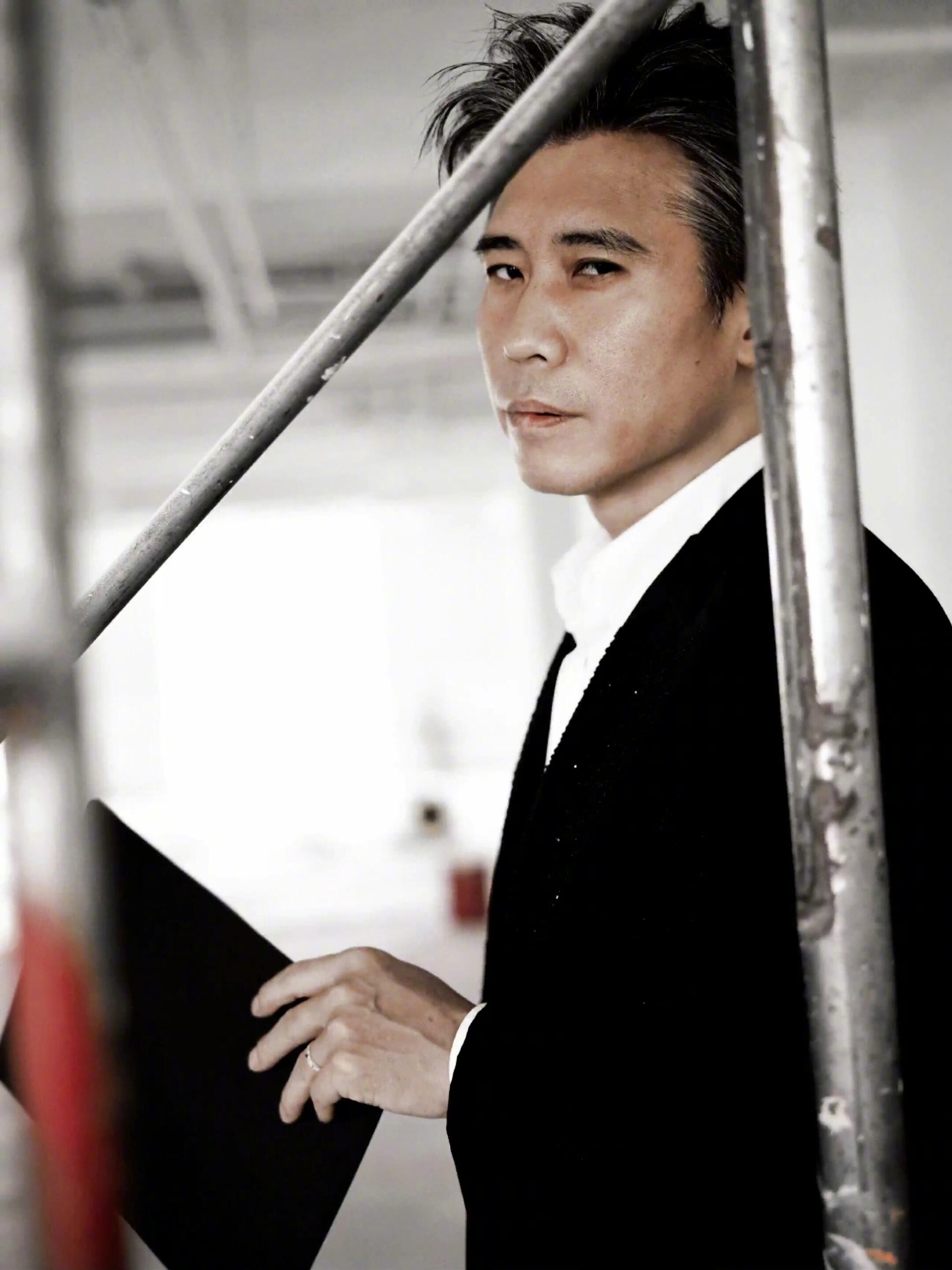 李乃文脱口秀首秀 李乃文演戏靠气场，讲脱口秀靠硬撑。明明可以靠脸吃饭，非要靠嘴受