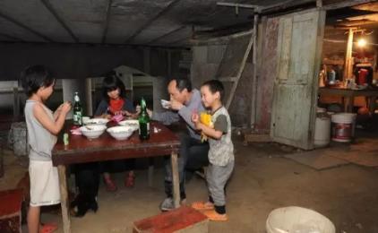 2000年，浙江嘉兴，一对夫妻在桥洞居住10年，这期间居然生了4个孩子，2儿2女