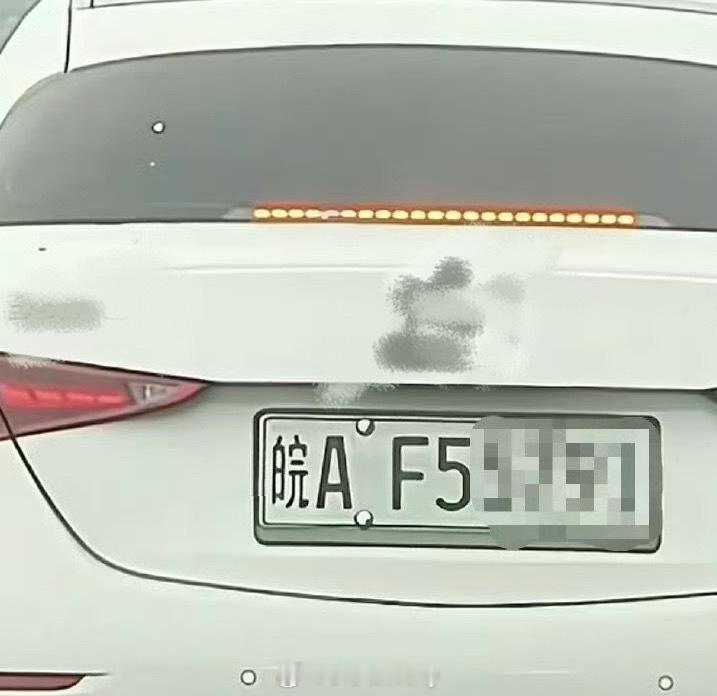 多地新能源车牌绿色变白色 所以是故意这么做的，但是处罚可不轻呢