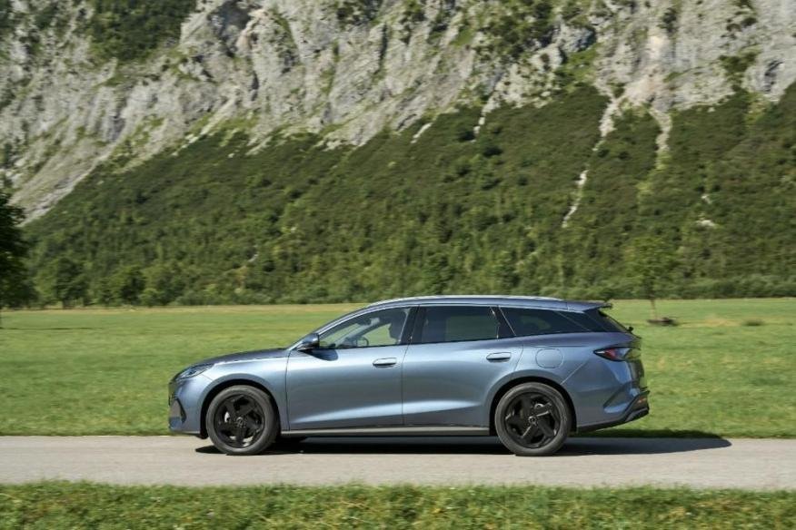 2025全球汽车集团销量排行榜前五出来了。比亚迪赫然在列。比亚迪以全年460.2