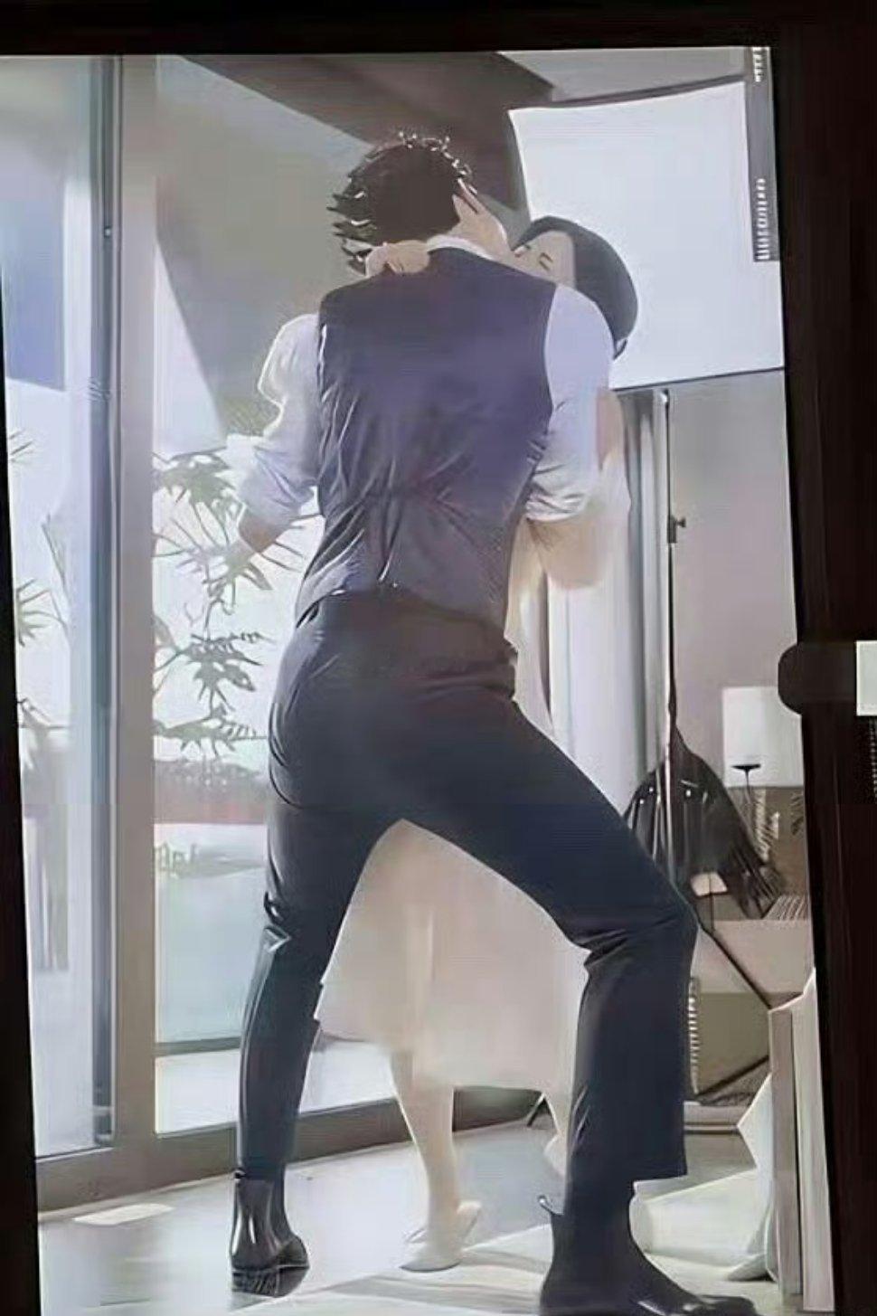 看了这么多年电视现在才知道，男演员为了配合个子矮的女演员，原来都是这样拍的[允悲
