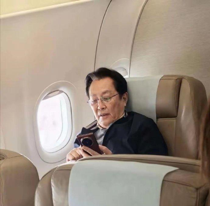 假如在飞机上碰到他，你会喊他什么名字？
是唐国强老师？还是诸葛丞相？或是毛主席？