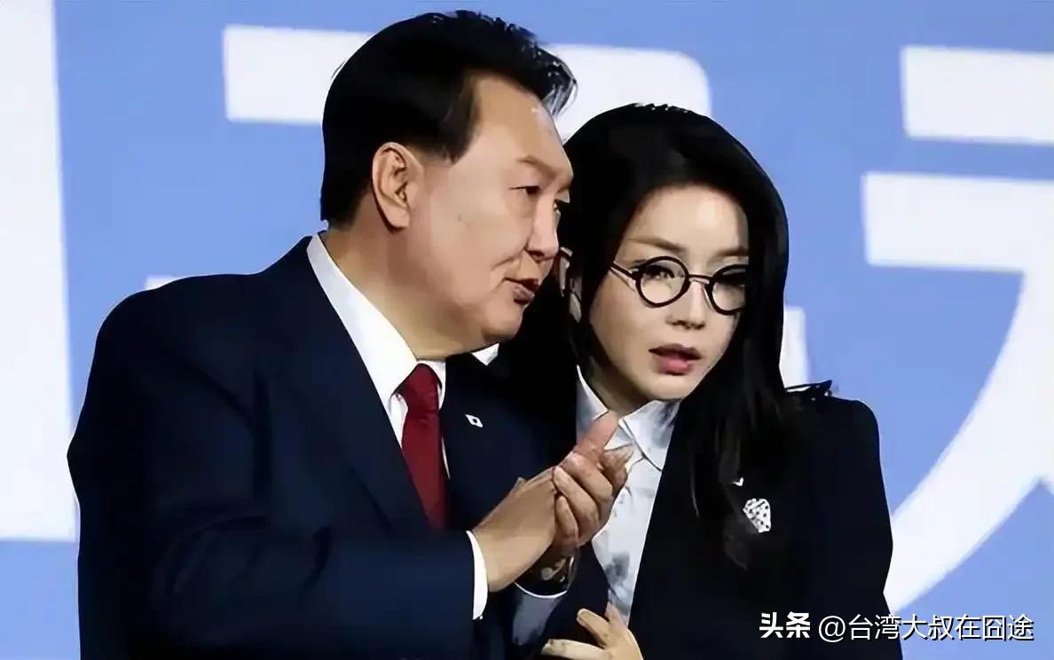 尹锡悦夫妇“王的命格”遭曝光！韩媒怒斥“迷信干政”，全成培成调查焦点！
 
家人