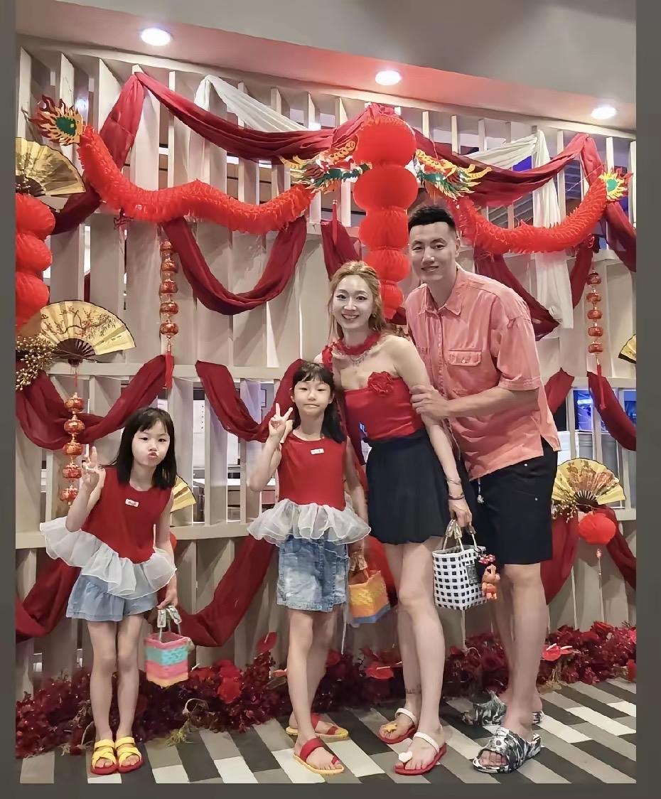 这北京队球员真有钱啊，周琦过年全家人去了海南三亚过年，全家人幸幸福福美美满满。