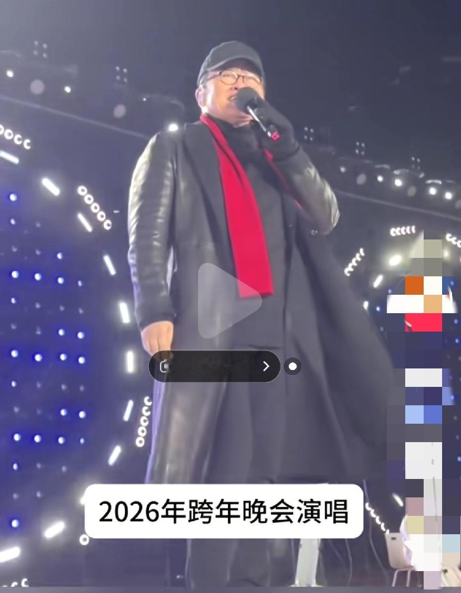 刘欢老师最后一次登台演出
是在2025-2026跨年晚会演唱
《我欲成仙》，他握