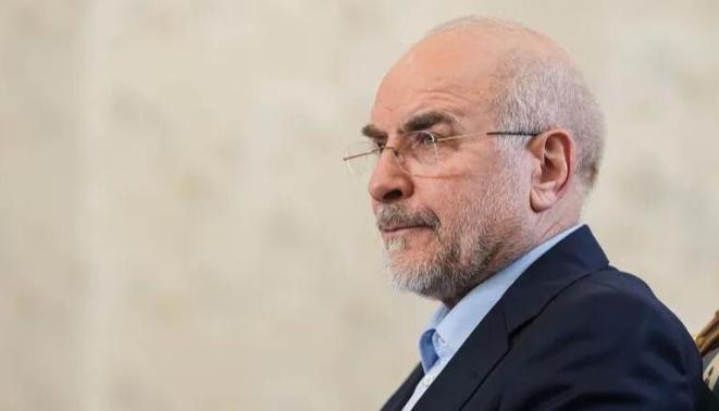 如果你还在盯着新闻联播里那些握手和谈的画面，那你可能真的会被那层薄薄的窗户纸给蒙