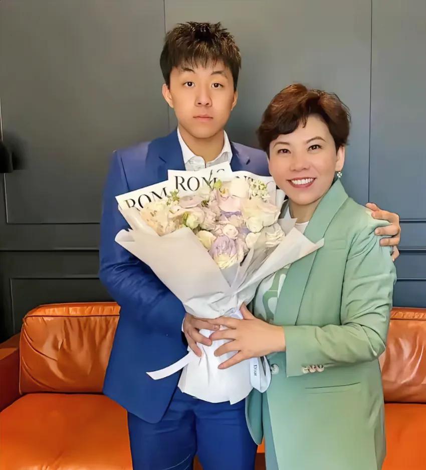 【骄傲的妈妈邓亚萍】也许因为最近奥运会的缘故，邓亚萍露面比较多。她的身高还是大家