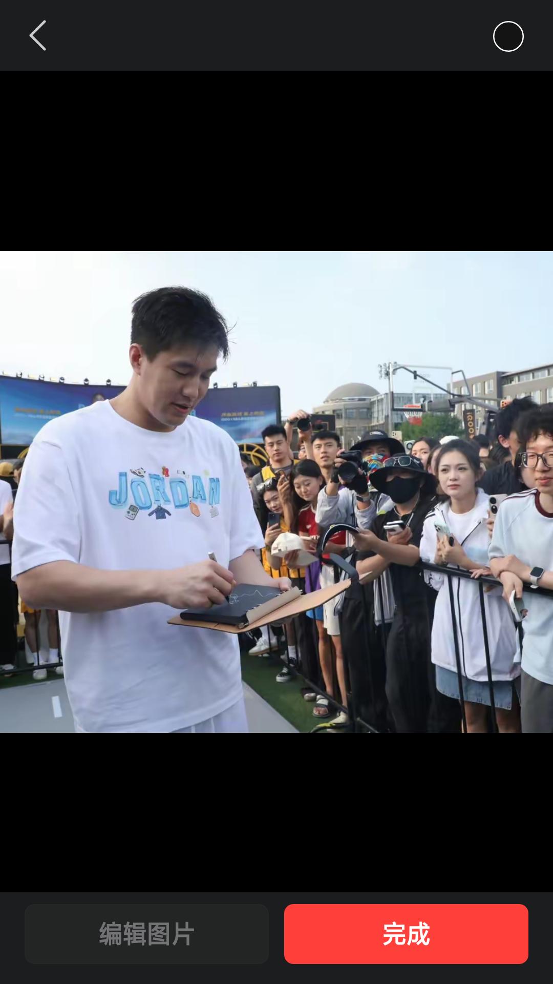 【郭艾伦空降北大与名校学子热情互动，场面爆棚。】据京媒消息，昨天CBA 球星郭艾
