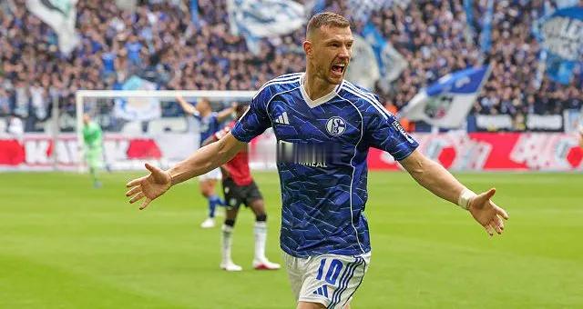 沙尔克04这赛季真的有点“重新上路了”。这支曾经在2023年从德甲降级的老牌球队