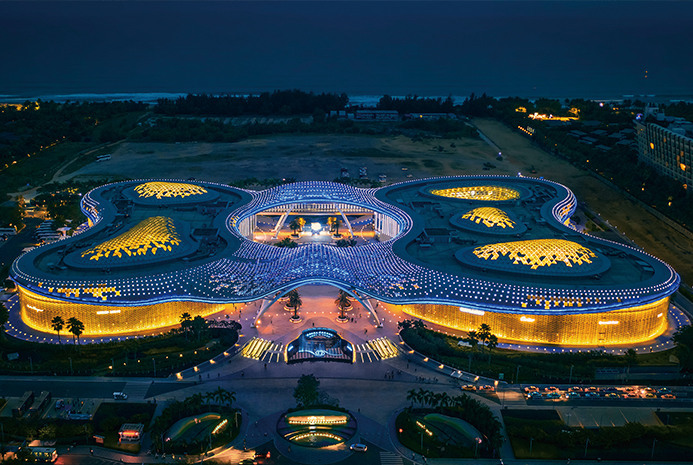 【#日媒拿海南与特朗普政策作对比# 】美国一意孤行地挥舞贸易保护主义大棒，中国却