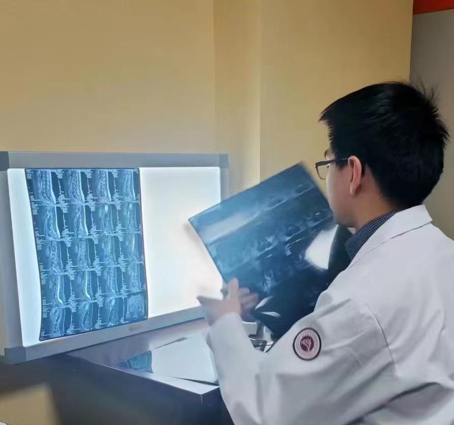 腰椎间盘突出微创手术之后到底会不会复发呢？那怎么去避免复发呢？ 
首先微创腰间盘