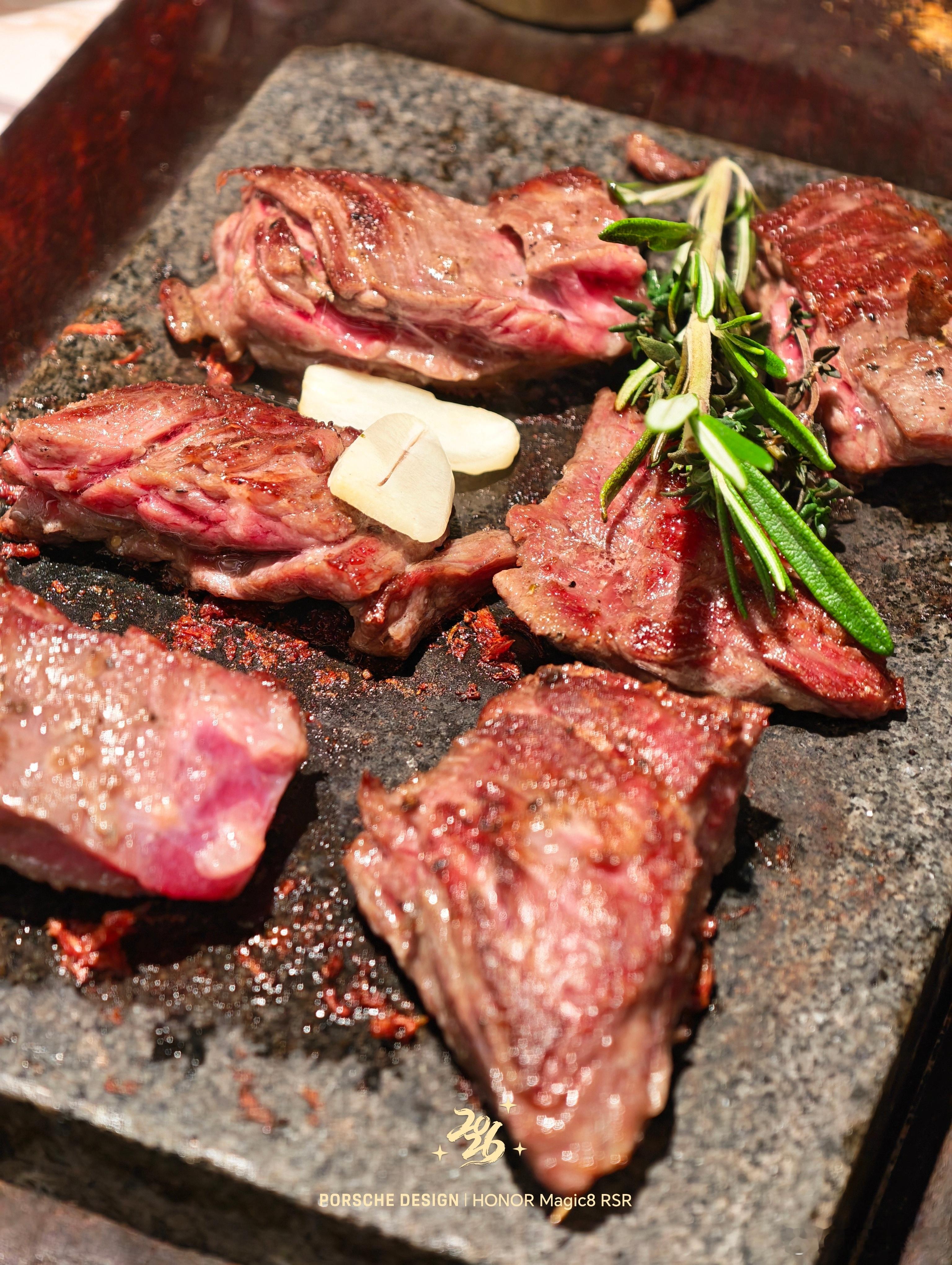 夜深人静，偷偷吃个牛排，应该没人发现吧？！🤫 