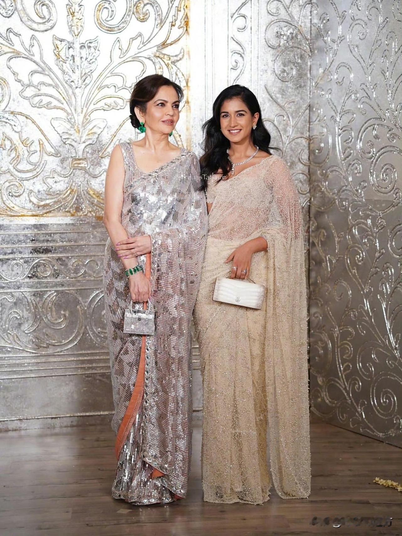 亚洲首富穆克什·安巴尼的妻子尼塔·安巴尼，在马尼什·马尔霍特拉的排灯节派对上，拎