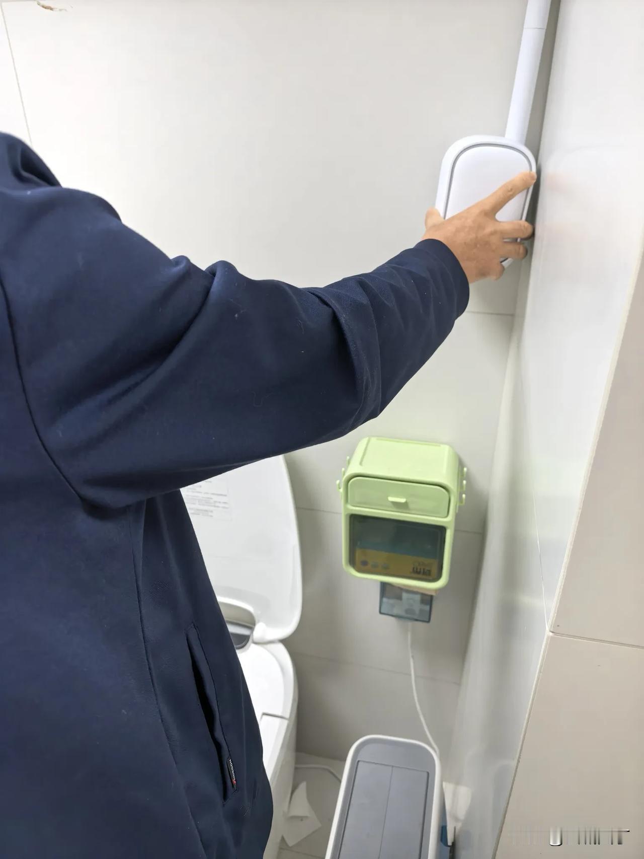 孩子他爹眼一瞪:“你给我说说，不装这儿装哪儿？你天天是自己不干，还挑毛病。”
