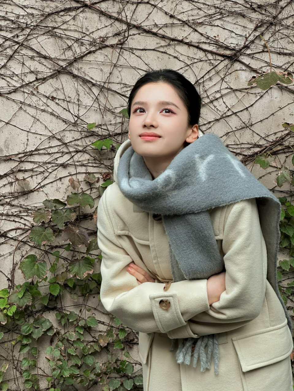 #张婧仪牛角扣大衣外套##张婧仪暖冬look# 张婧仪暖冬穿搭look好米，现偶